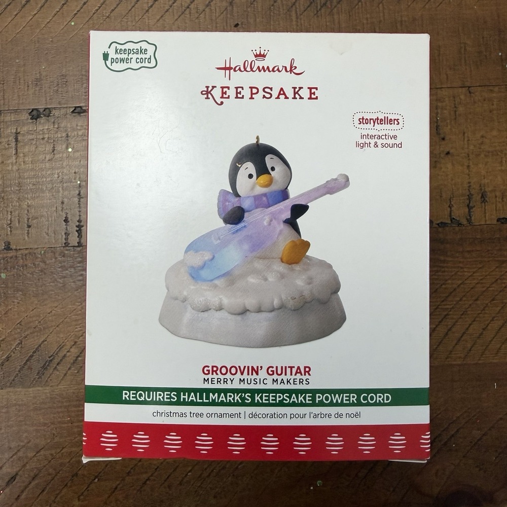 2017 HALLMARK MERRY MUSIC MAKERS GROOVIN' GUITAR PENGUIN CHRISTMAS ORNAMENT
